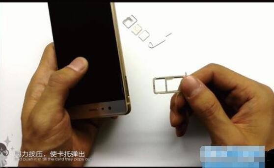 华为手机怎么往里插卡